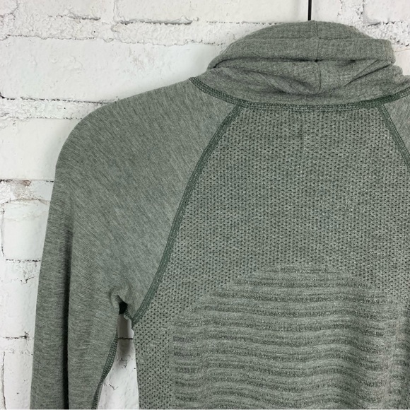 Athleta Devotion Wool Grey Long Sleeve Turtleneck Running Shirt Mesh Striped XS - Picture 6 of 6